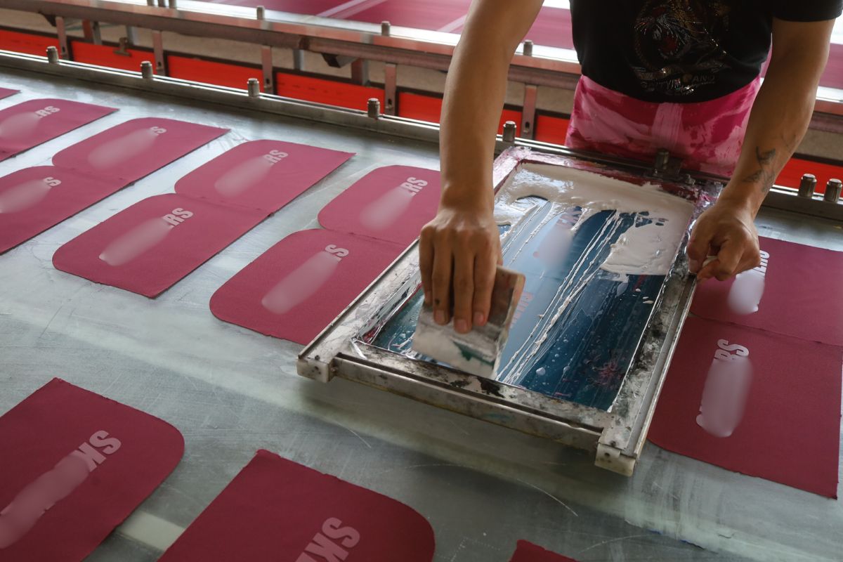 What Is Screen Printing on Fabric: A Comprehensive Guide